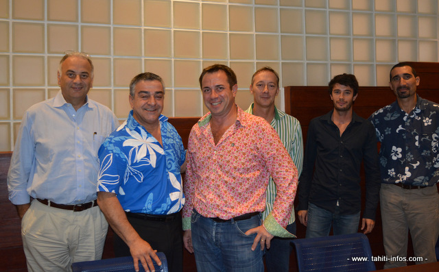 Au centre Patrice Tépélian directeur général de la Banque de Tahiti et Pierre Baudry, P-dg d'Enviropol.