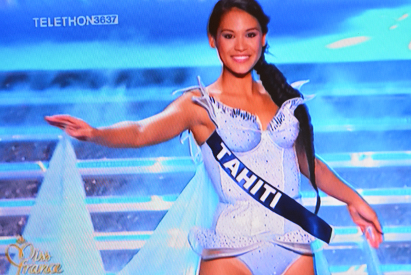 Miss Tahiti dans les cinq finalistes du concours Miss France 2015 dans le tableau "Reine des neiges".
