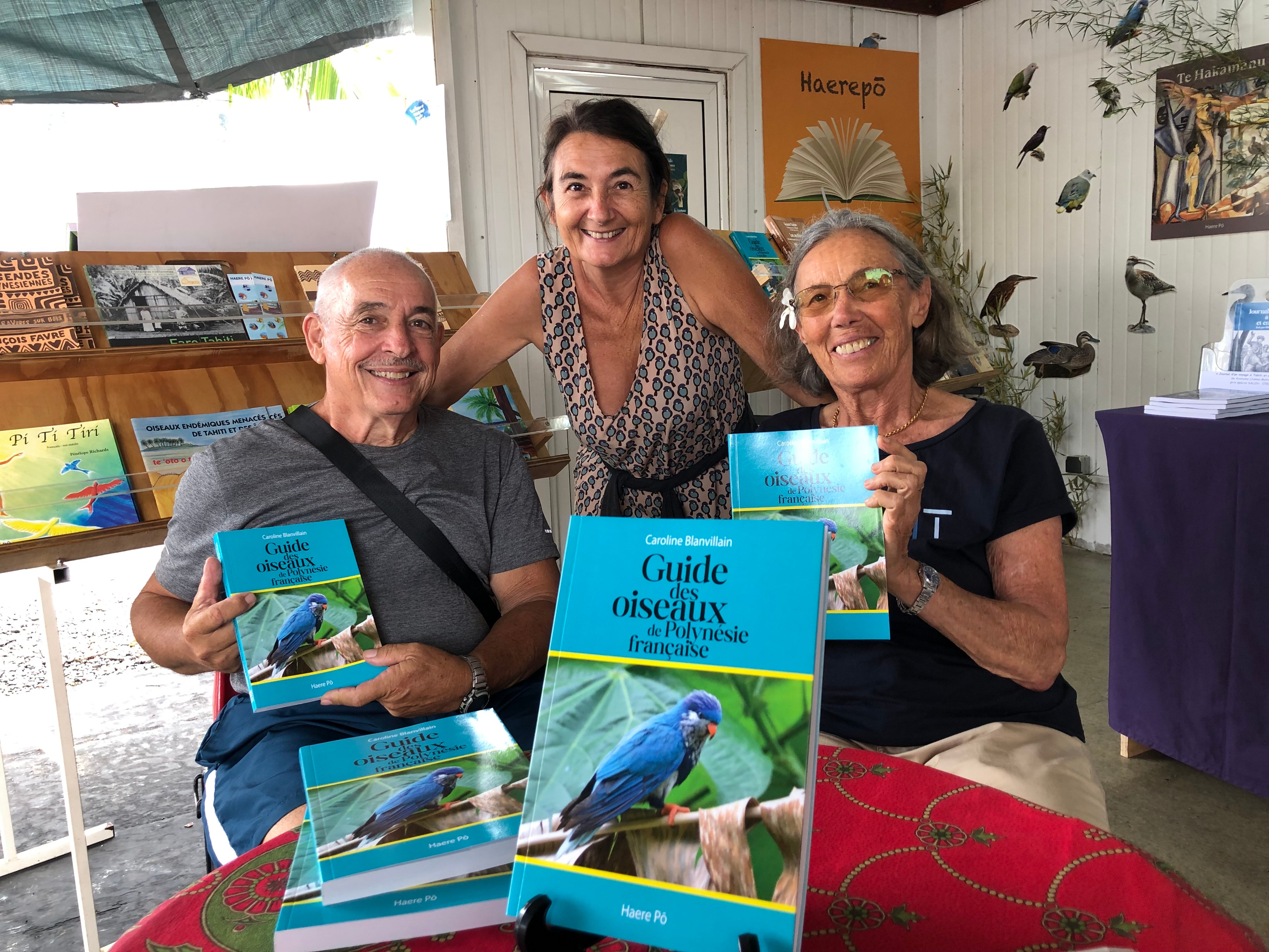 Caroline Blanvillain avec ses éditeurs Denise et Robert Koenig de Haere Pō. L’ouvrage, le Guide des oiseaux est paru à l’occasion du dernier salon du livre fin 2022.