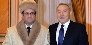 Une photo de Hollande en manteau de fourrure kazakh fait le buzz sur Twitter