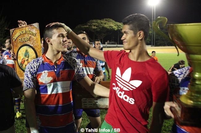 Beau geste de la part de deux excellents joueurs Teiva Jacquelain et Terai Tautu