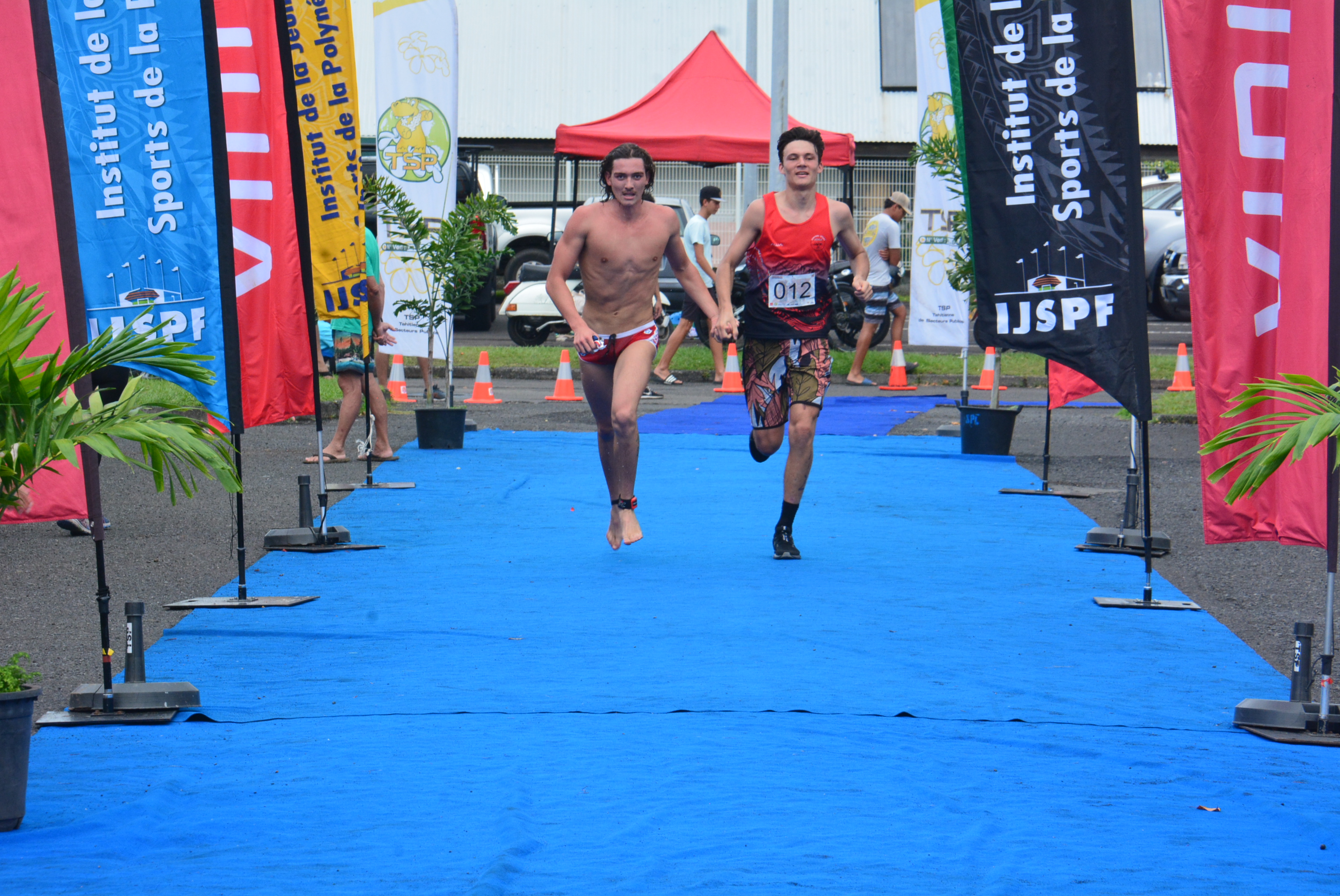 Les lycéens de La Mennais avec Nael Roux (à gauche) et Rodrigue Lozinguez au moment de franchir la ligne d'arrivée du Triathlon des entreprises. Ne manque que leur camarade Evan Simon.