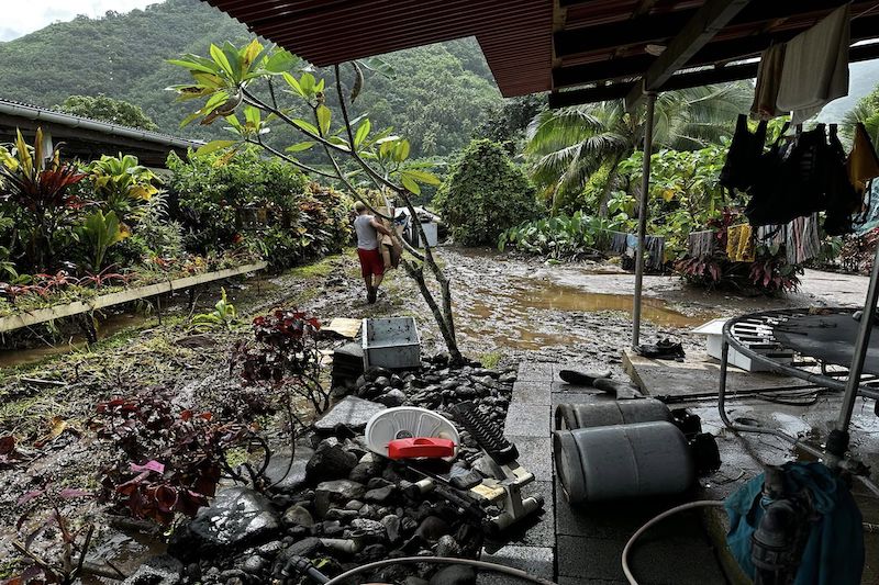 Les riverains nettoient leur maison. Crédit photo : FB Crédit photo : Moetai Brotherson.