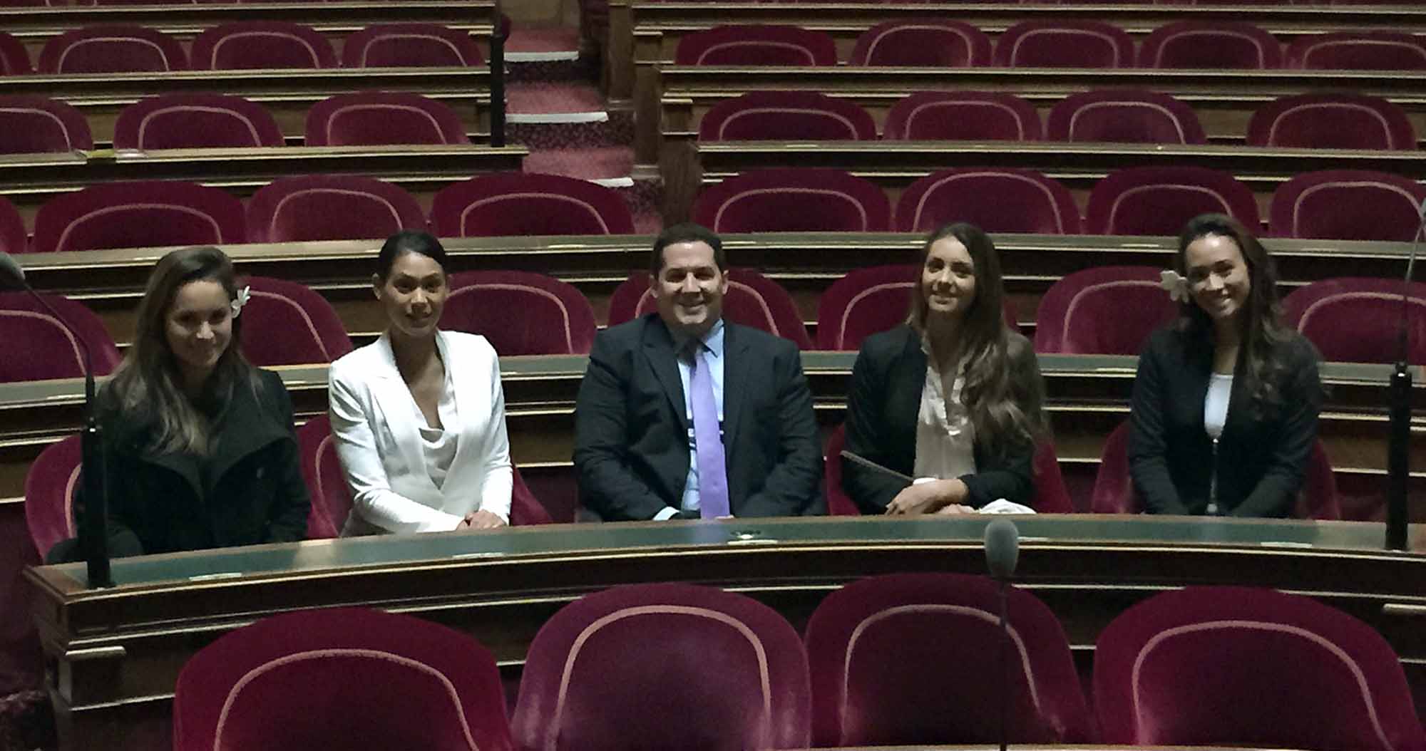 Miss Tahiti et ses dauphines au Sénat