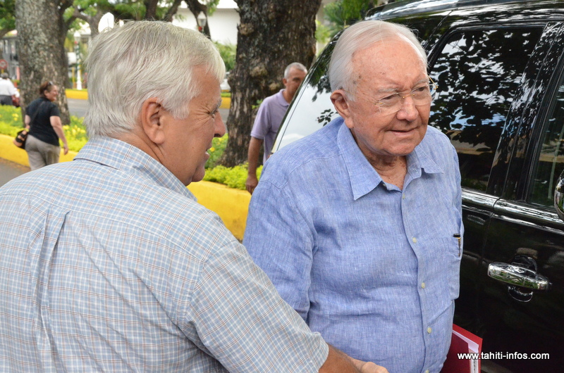 Gaston Flosse et son avocat, Me François Quinquis, jeudi 11 décembre devant le commissariat de police de Papeete