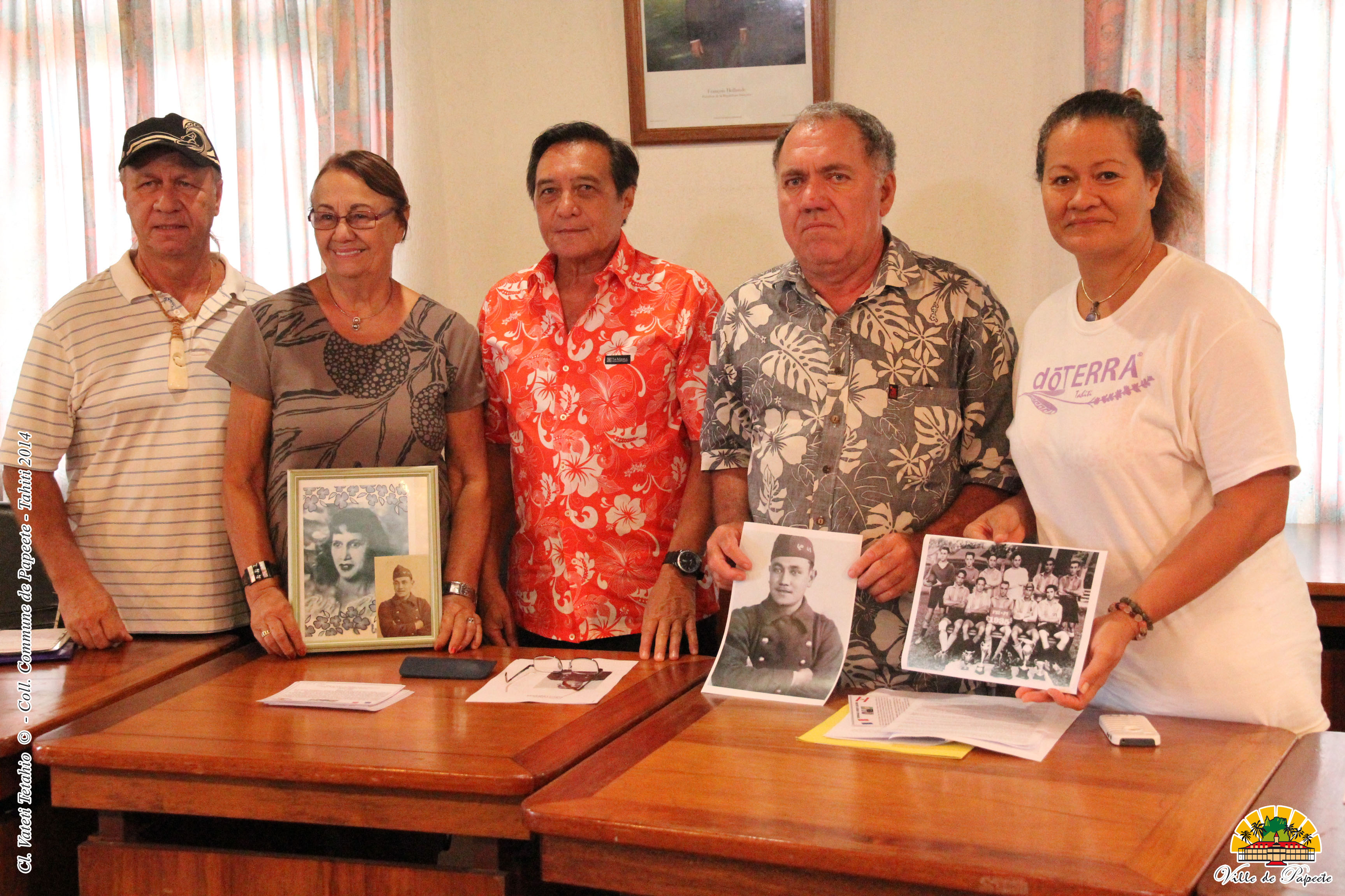 Le maire de Papeete, Michel Buillard, entouré de membres de la famille de M. Lequerré le 9 décembre