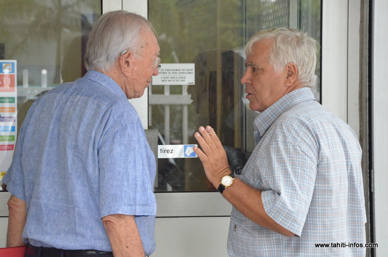 Vers 8 h 30 jeudi, Me François Quinquis dispenses les dernières précisions avant le placement en garde à vue de Gaston Flosse.