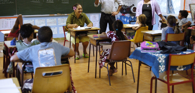 Aux Marquises, les enfants sont parfois séparés très jeunes de leur famille pour continuer leur scolarité. La CTC recommande de retarder cette séparation à l'âge de 14 ans ou après la 5e.