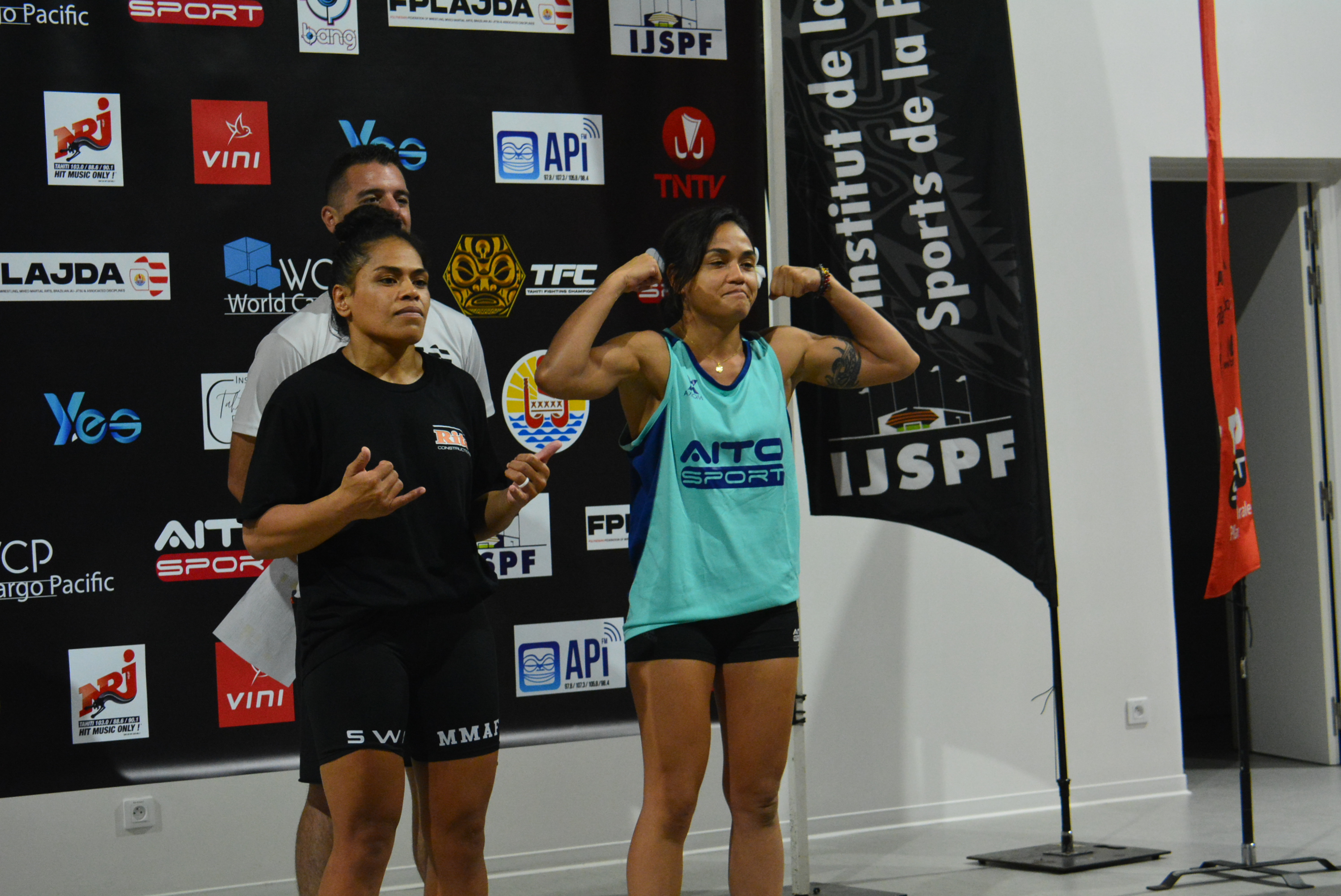 Pour sa première chez les pros, Tehanahana Bernardino (à droite) sera opposée à la Néozélandaise, Gase Satina.