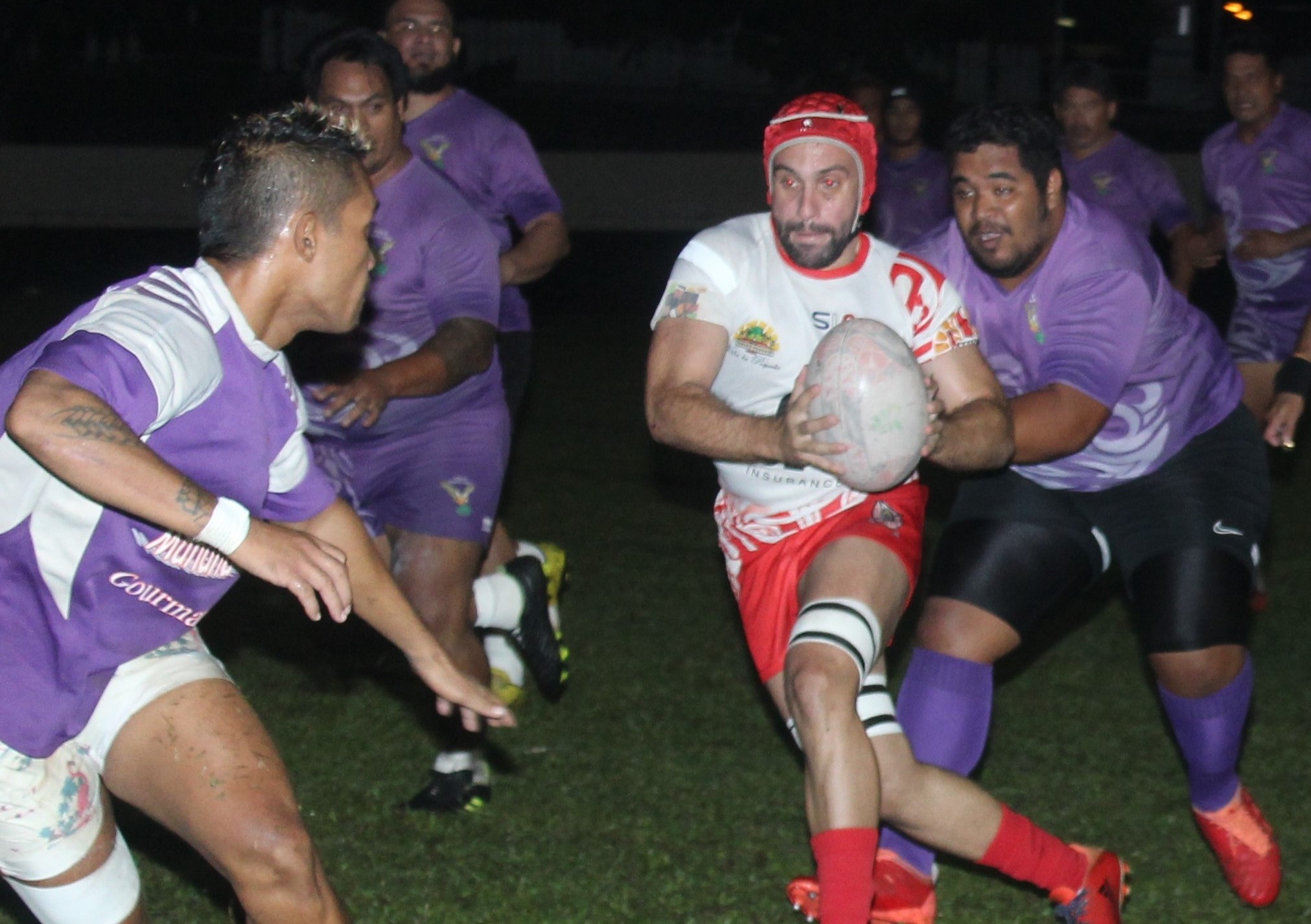 Malgré des conditions de jeu difficile avec un ballon glissant, les deux équipes ont envoyé du jeu à l’image ici d’Allan Gooding (ballon en main) le 3è ligne de Papeete.