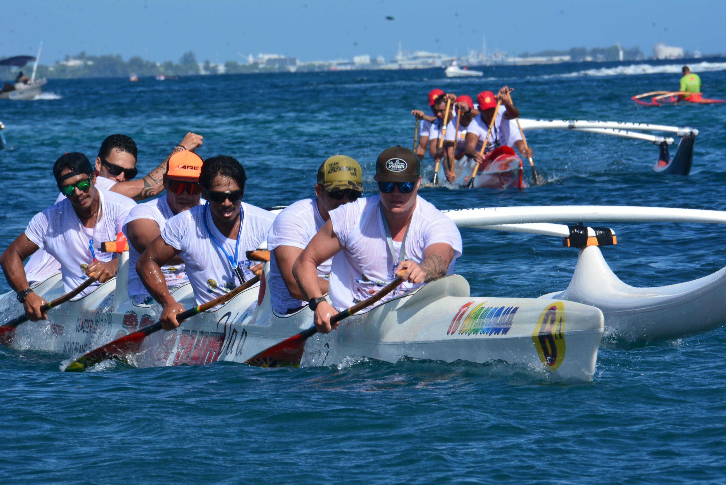 Déjà en tête au moment de franchir la Pointe Vénus, les rameurs du Team Air Tahiti Va'a ont ensuite accentué leur avance sur le retour vers Taaone.