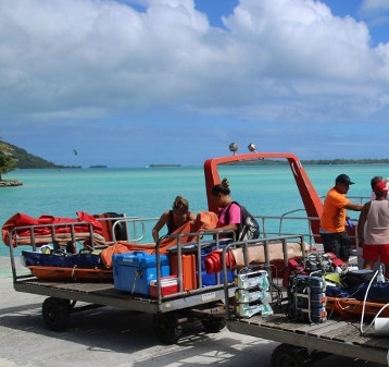 La prise en charge du coût du fret de certains produits entre Tahiti et les îles et des îles vers Tahiti est l’un des principaux dispositifs mis en œuvre pour participer au développement des archipels.