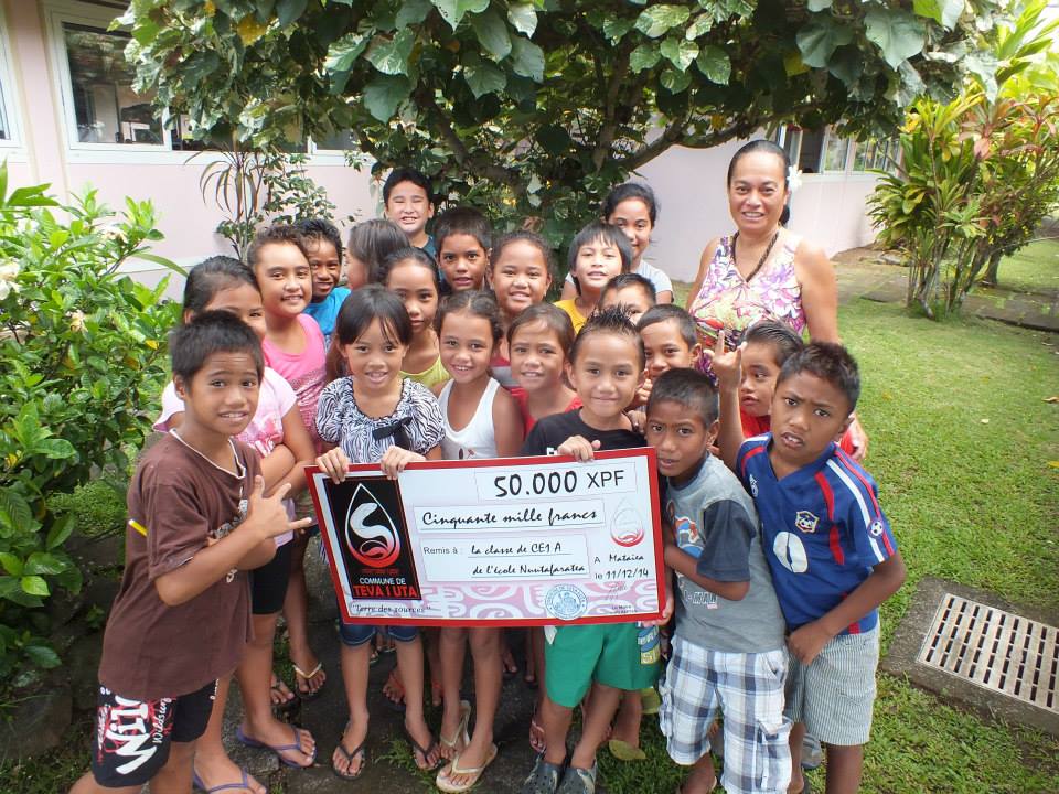 Teva i uta : Un logo 'āpī et une devise "pour toujours !"