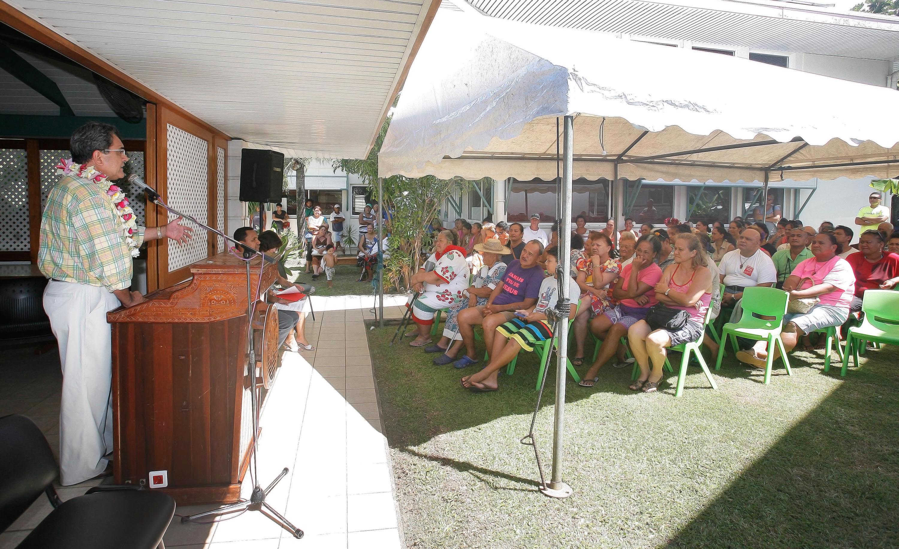 Remise de bons d’aides en matériaux à plusieurs familles