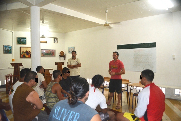 Nuutania: Teheiura rend visite aux détenus
