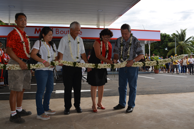 Le ruban de fleurs coupé par Nina Moux, l’épouse d’Albert Moux P-dg de Pacific petroleum en présence des gérants de la station : Noël Lyou et Titaua Lai Sou et du maire de Punaauia, Rony Tumahai.