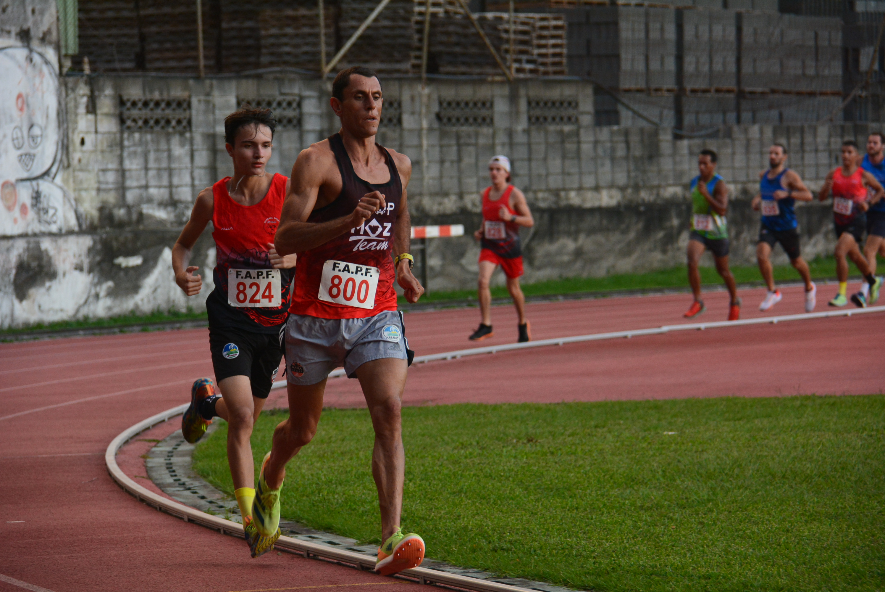 Damien Troquenet, ici en tête, a été suivi sur les premiers tours de piste par le cadet, Felice Covillon.