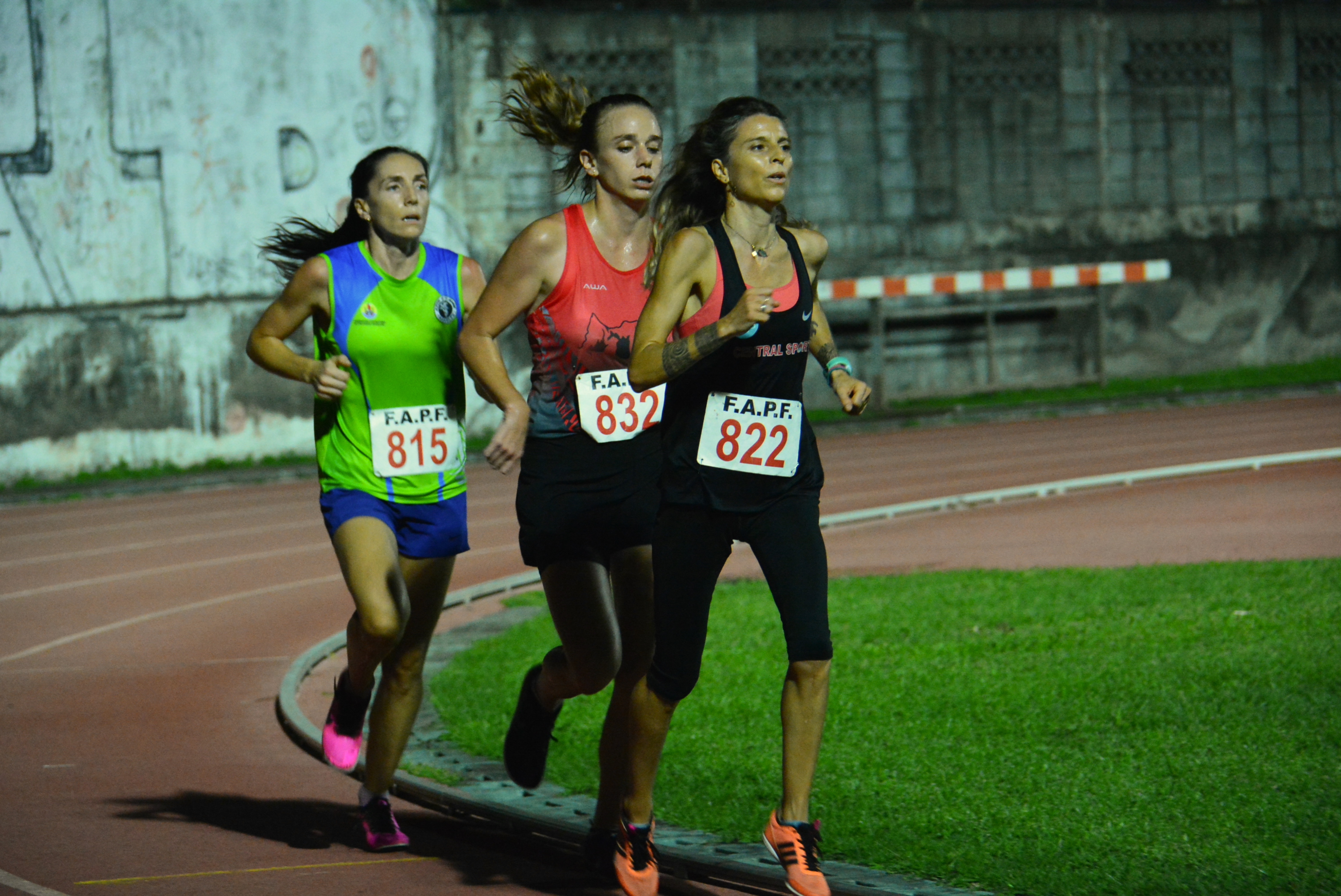 Louise Grosgogeat, en deuxième position derrière Sophie Bouchonnet, a placé une belle accélération dans le dernier tour pour l'emporter.