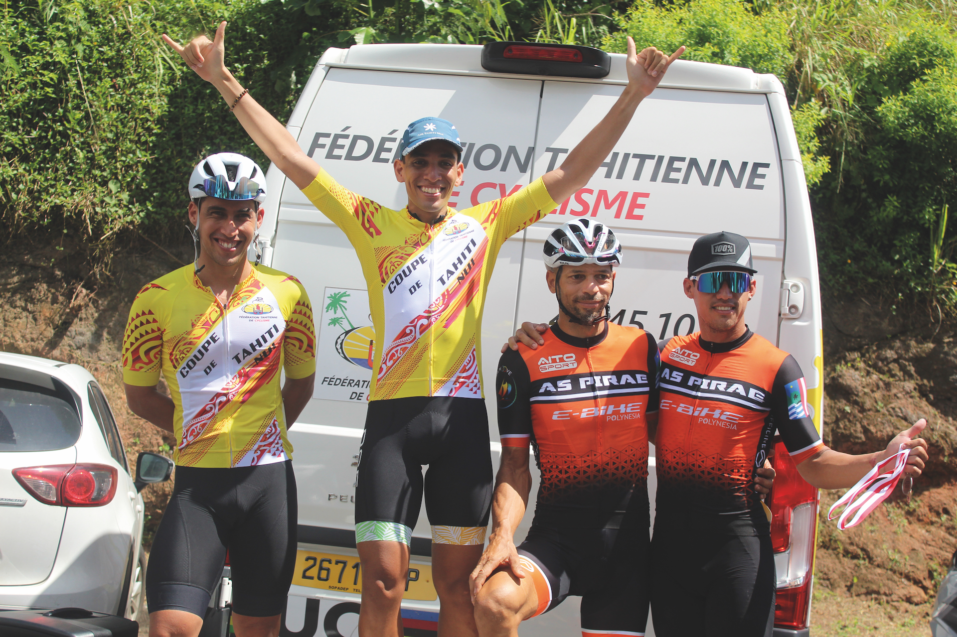 Kahiri Endeler s’est emparé du maillot jaune de la Coupe Tahiti Nui 2023 au détriment de Nuumoe Lintz (à gauche). Heiarii Manutahi et Mehdi Gabrillargues sont 3e à égalité de points.