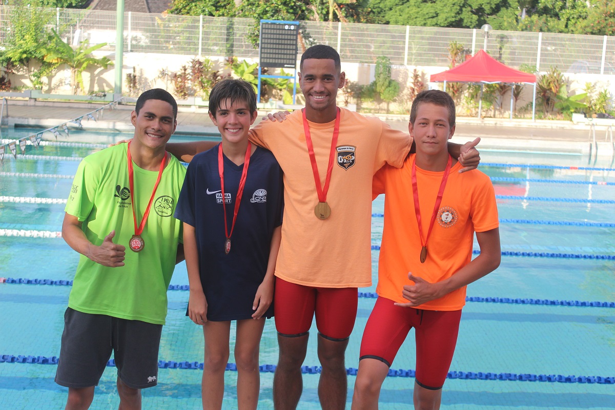 Un podium talentueux au 50 mètres dos avec Keha Desbordes le champion (au centre), Teiva Gehin (à gauche), Manea Teriierooiterai (à droite) et le jeune benjamin Paolo Grolli.