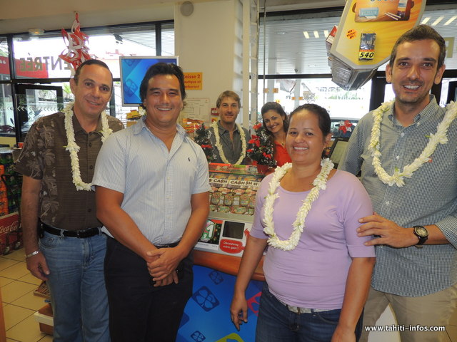 Le nouveau point de vente de la PDJ de la station Shell Prince Hinoi ouvert ce vendredi matin en présence de Patrick Moux et Alain Pontonnier de Shell, Belinda, la gérante et Thierry Gabaret et Guillaume Reynaud de la Pacifique des jeux.