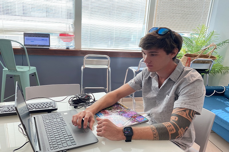 Maxime, l'un des participants au job dating, lors de son inscriptions sur la plateforme "emploi" du Comité des Jeux Olympiques 2024. Crédit photo : Thibault Segalard.