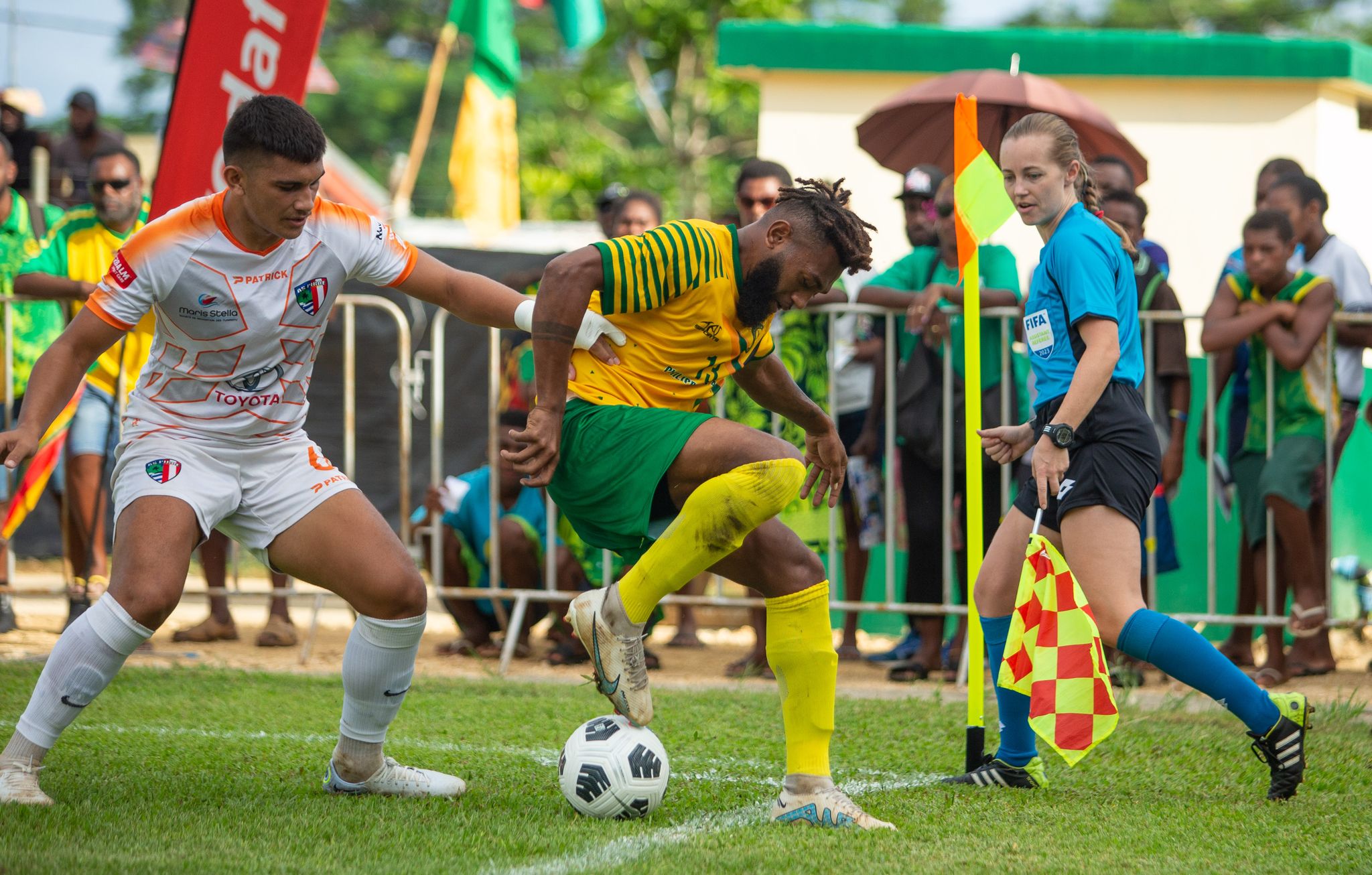 Teihotu Gitton ici à la lutte avec un joueur Ni-Vanuatu, a été élu homme du match ce mercredi par l'OFC. (photo : Phototek via OFC)