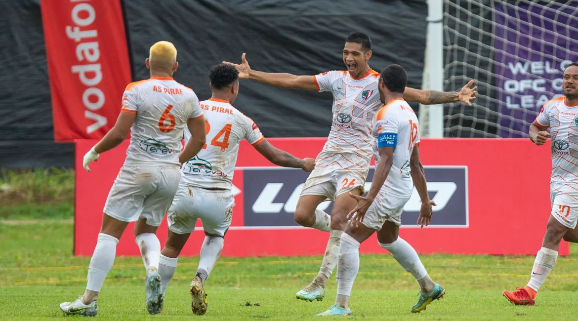 Etienne Tave qui fête son but avec ses partenaires de Pirae ce samedi. (photo : OFC Media via Phototek)