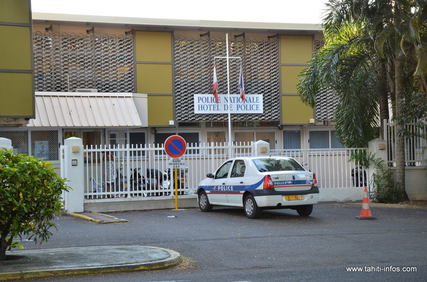 Une jeune femme lui saute dessus et lui crie : "Je vais te tuer ! Je vais te tuer !"