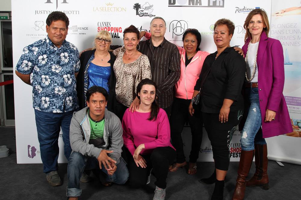 A gauche Jean Mahinui et son équipe, lors d'un défilé organisé en France. Photo : Mahinui Tahiti Fashion