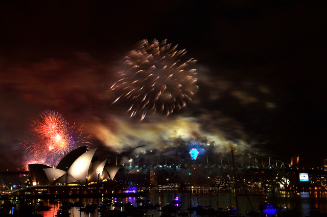 A Sydney, des tonnes d'explosif ont déjà été tirées en gerbes multicolores au dessus de la baie. Avec le décalage horaire, Les Australiens sont déjà en 2015 (Mercredi 31 décembre 2014)