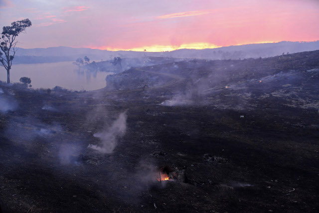 Dimanche, les pompiers luttaient toujours contre l'incendie.