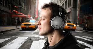 La musique à fond dans le casque: les jeunes intoxiqués au bruit