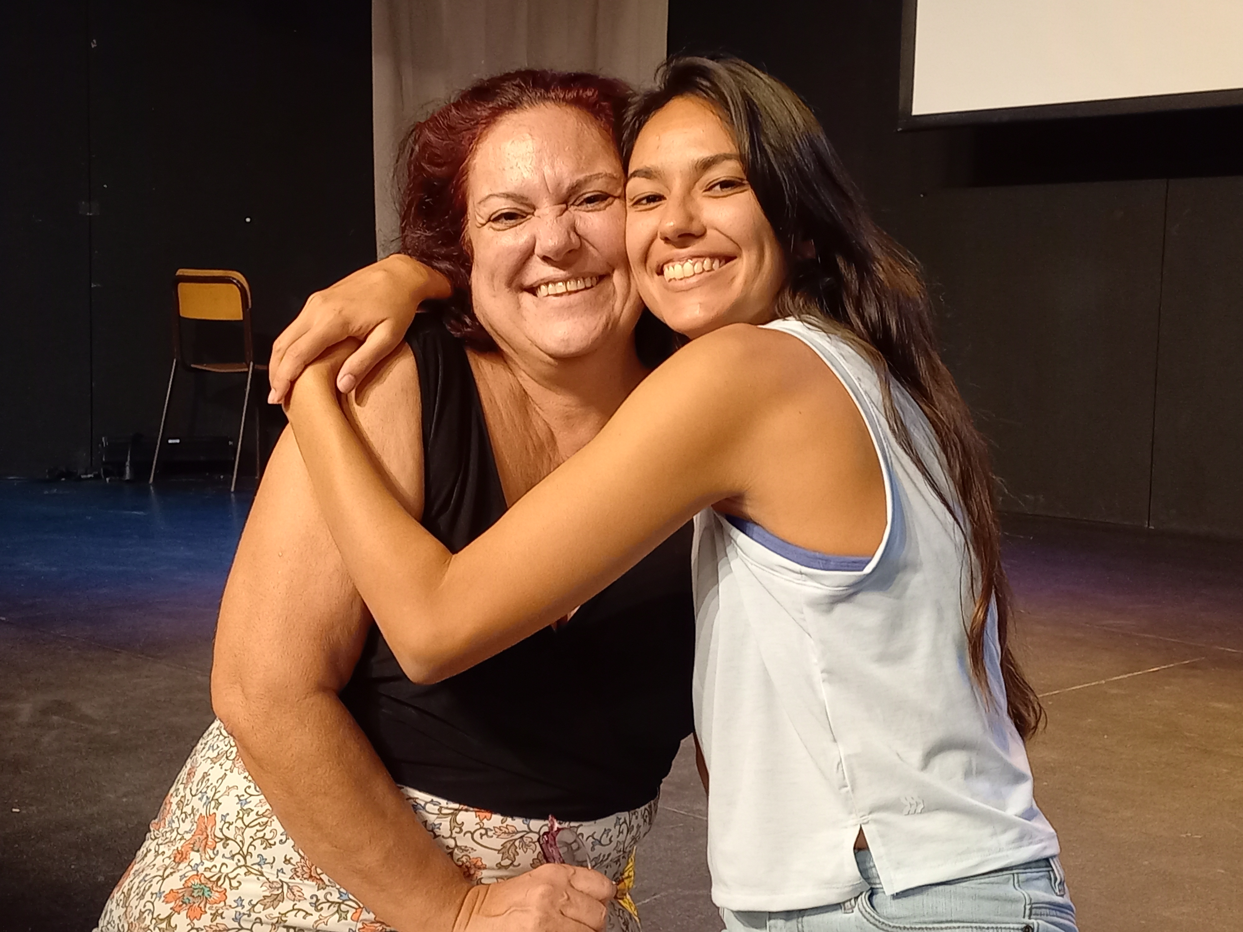 Catherine Chanson et Heiiti Chanson, mère et fille, interprèteront T’inquiète ce week-end. Elles ont déjà pris leurs marques au Petit théâtre, où elles répètent depuis mercredi.