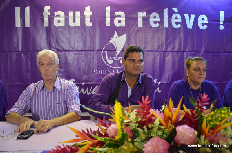 Teiva Manutahi, leader de Porinetia Ora, avec Pierre Marchesini à sa droite, en avril 2013 lors de l'appel au vote Tahoera'a Huira'atira durant l'entre-deux tours des territoriales