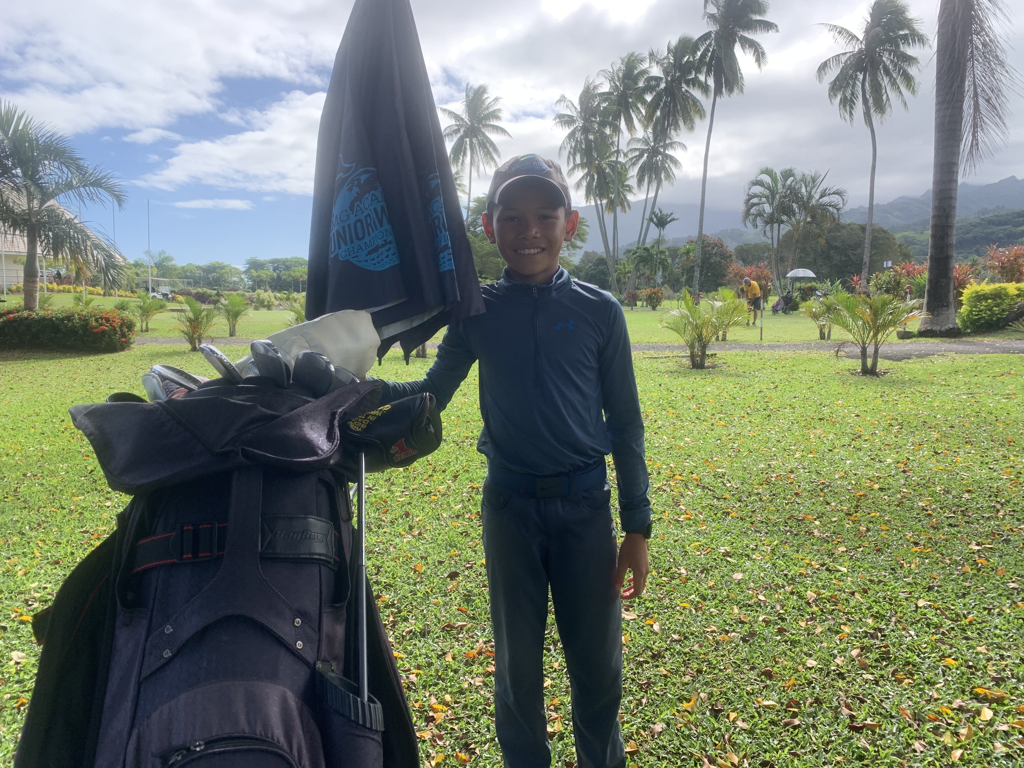 Le jeune prodige s'est mis au golf à l'âge de 6 ans en suivant ses parents amateurs aussi de la petite balle blanche.