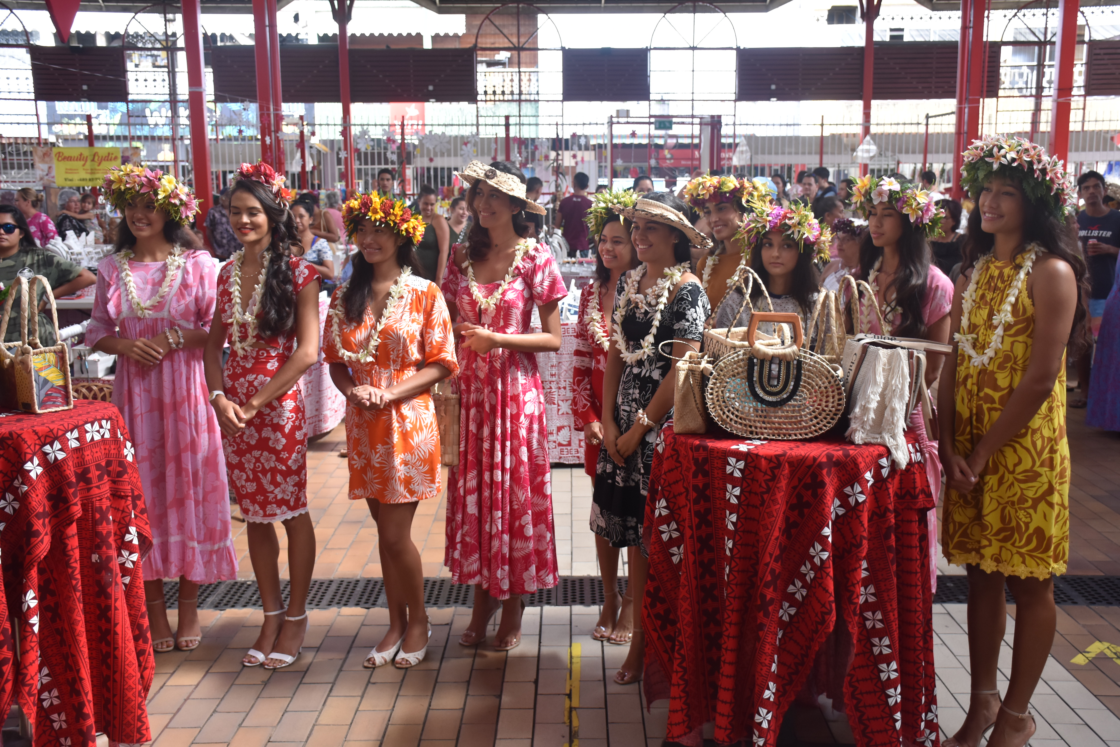 Bain de foule pour les candidates de Miss Tahiti au marché de Papeete