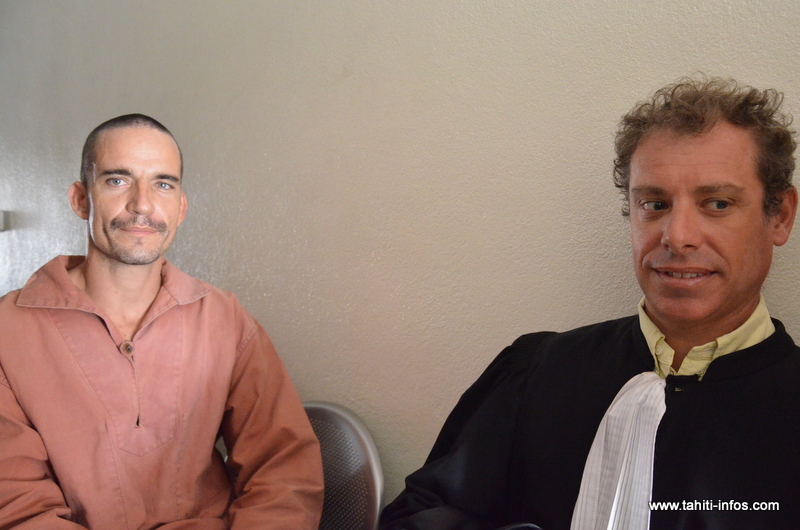 Adrian Pataki et son avocat Me Gilles Jourdaine, mardi 6 janvier. Le Hongrois est placé sous contrôle judiciaire en attendant l'examen du mandat d'arrêt européen émis à son encontre par la justice de son pays.