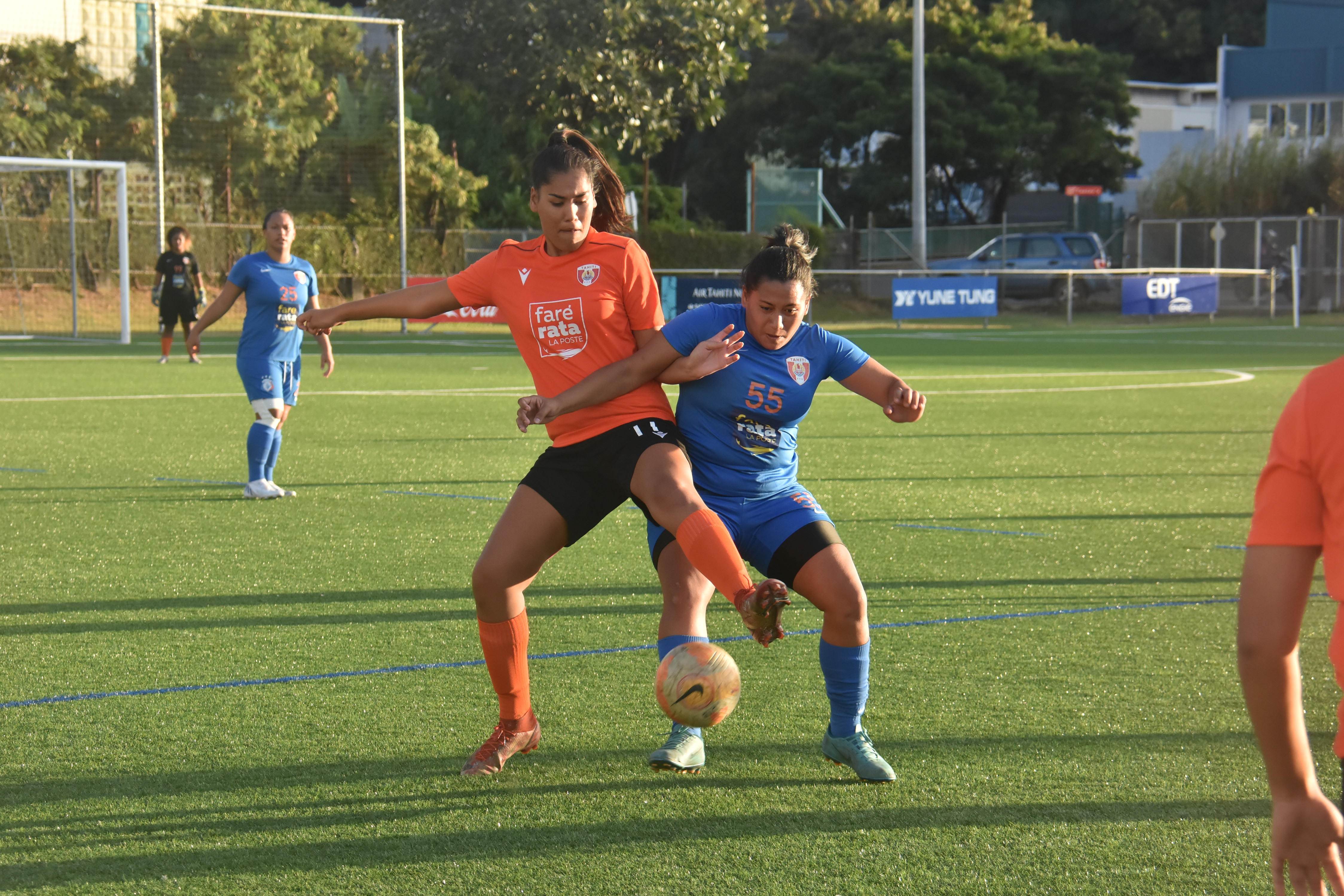 L'avant-centre de Pirae, Deana Tamarii, ici au duel avec Corail Harry.