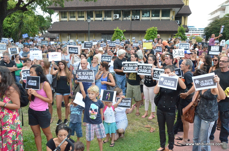 A Tahiti, place Tarahoi, près de 500 personnes ont manifesté en silence leur indignation après l'attentat perpétré mercredi matin dans la rédaction de Charlie Hebdo à Paris.