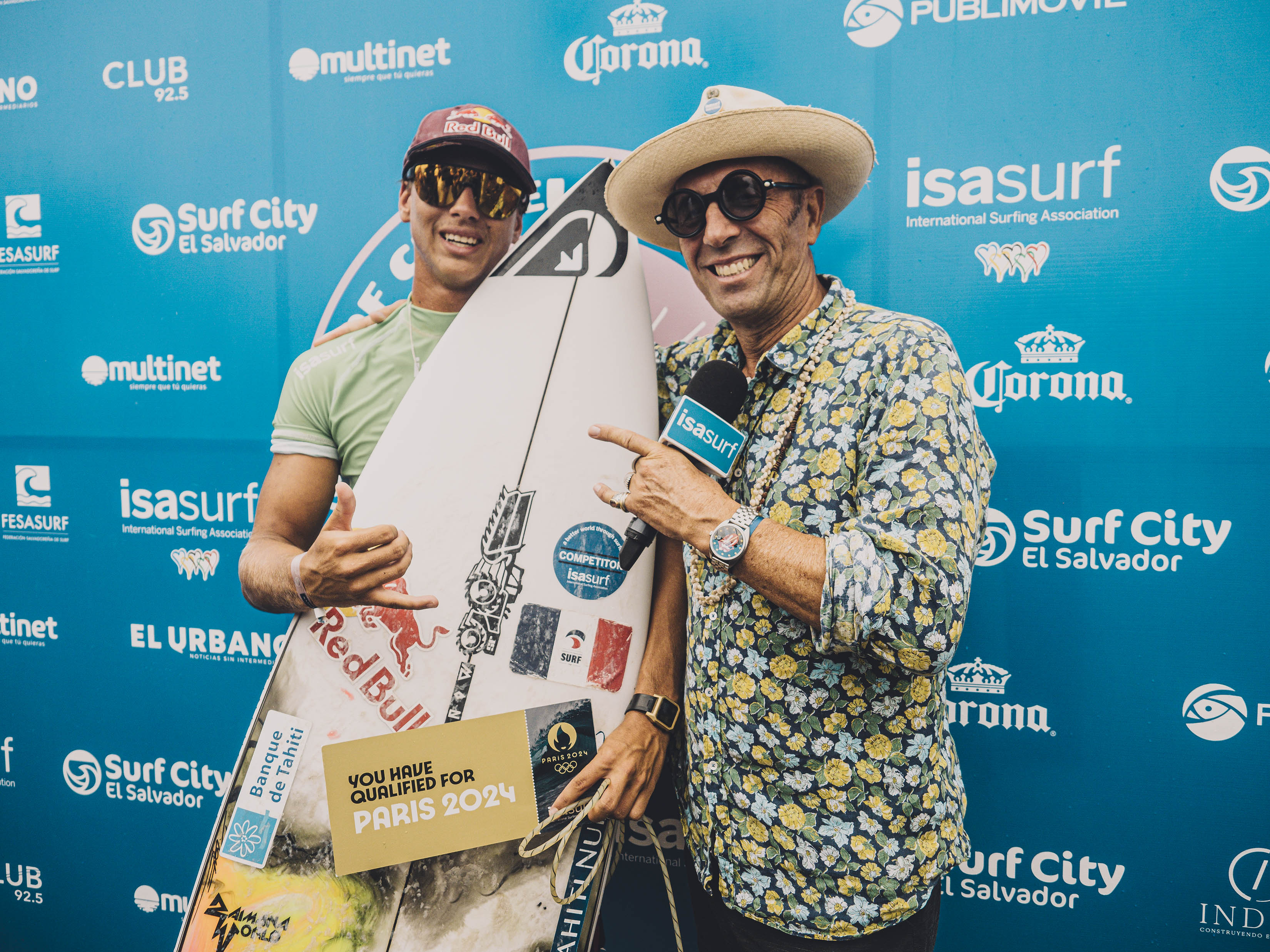 Kauli Vaast au Salvador qui reçoit son ticket pour les JO du président de l'ISA, Fernando Aguerre. (photo : Pablo Franco/ISA)