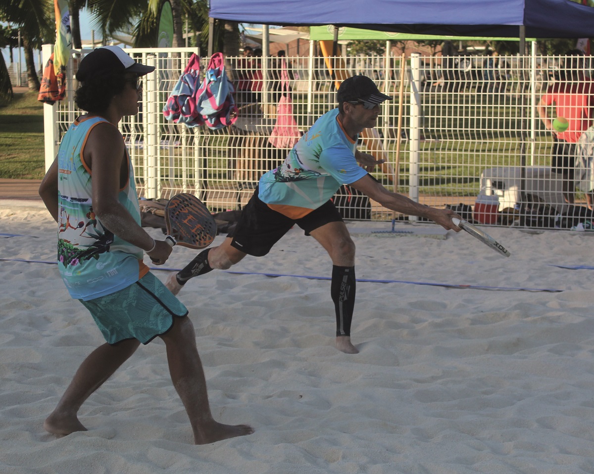 Haunui Montas (au premier plan) et Mathias Coenye, n°1 et 2 du beach tennis tahitien ont logiquement décroché le titre de champions de Polynésie en double hommes.