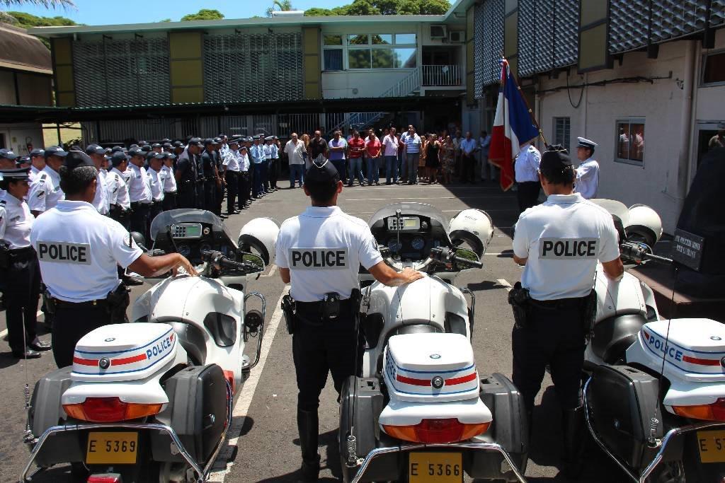 En hommage aux trois policiers morts dans la série d'attaques terroristes à Paris