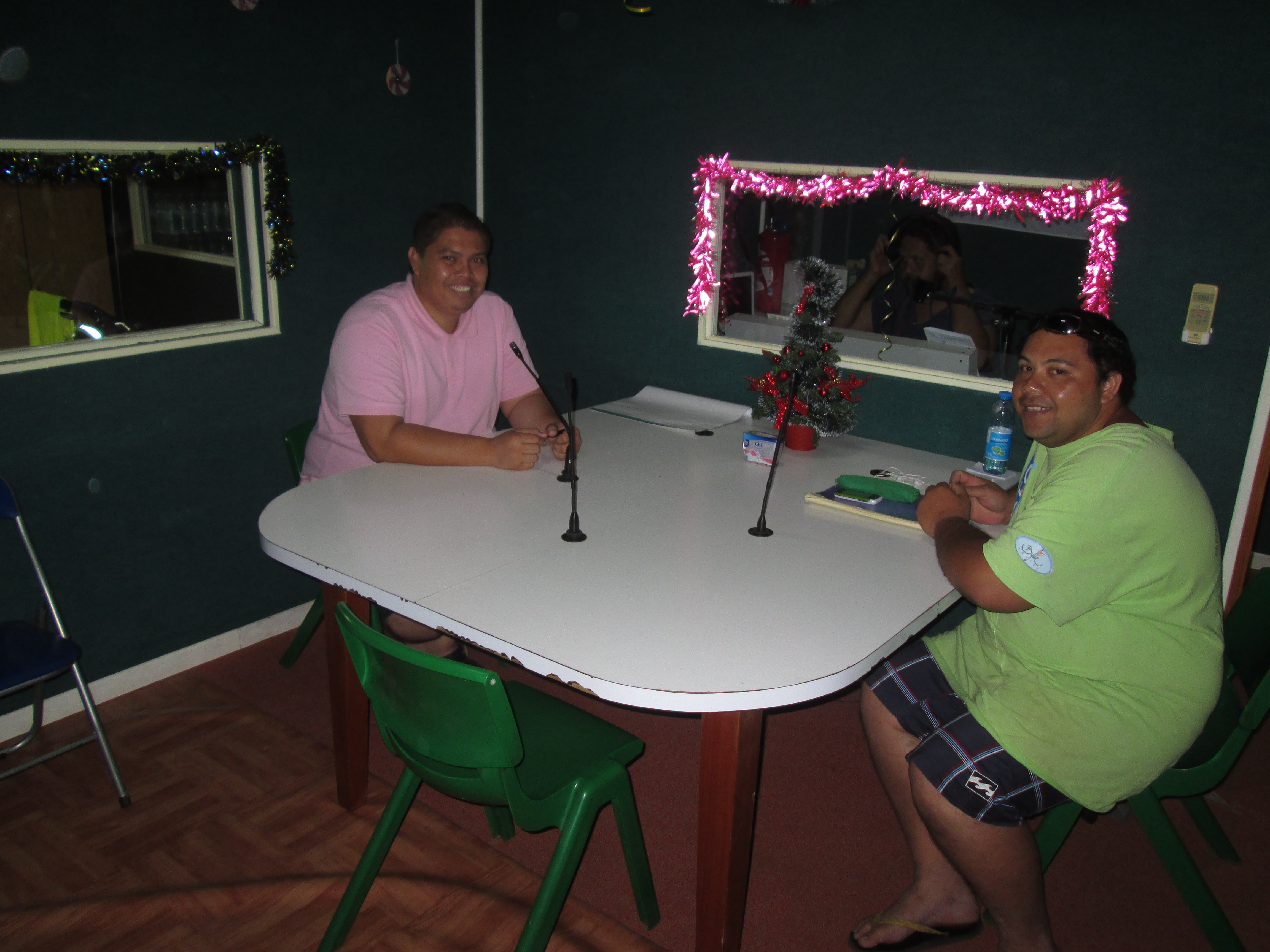 A gauche, Jonathan Tarihaa le nouveau tāvana de Vaira'o, soutient la radio.