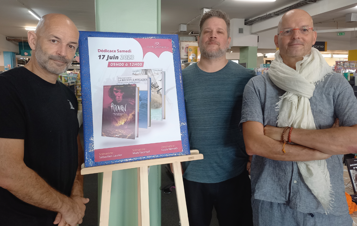 De gauche à droite : Mark Eacersall, auteur, Gyula Németh, dessinateur et Sébastien Laurier, auteurs de la série de bandes dessinées “Pitcairn, l’île des révoltés du Bounty”.