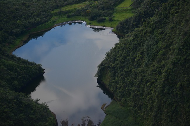 Depuis 2008, l'accès au lac de Vaihiria est devenu quasi impossible en raison du blocage de la route traversière. A moins de passer par la côte Est et la vallée de la Papenoo.
