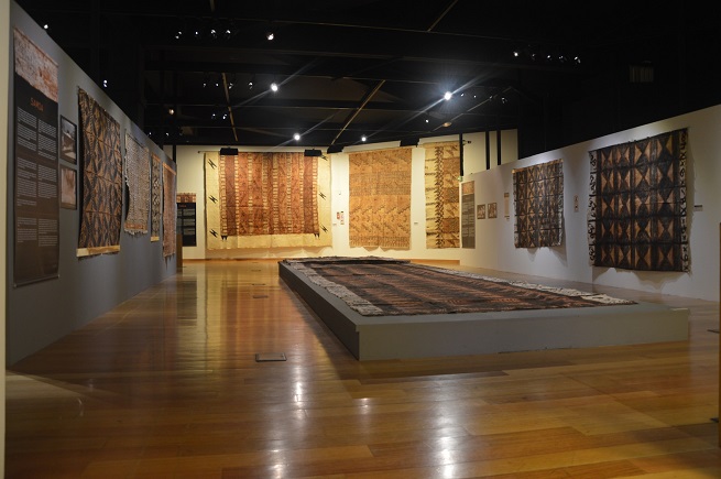 Les tapa exposés dans la grande salle du Musée de Tahiti et des Îles (photo mti-vha 2014)