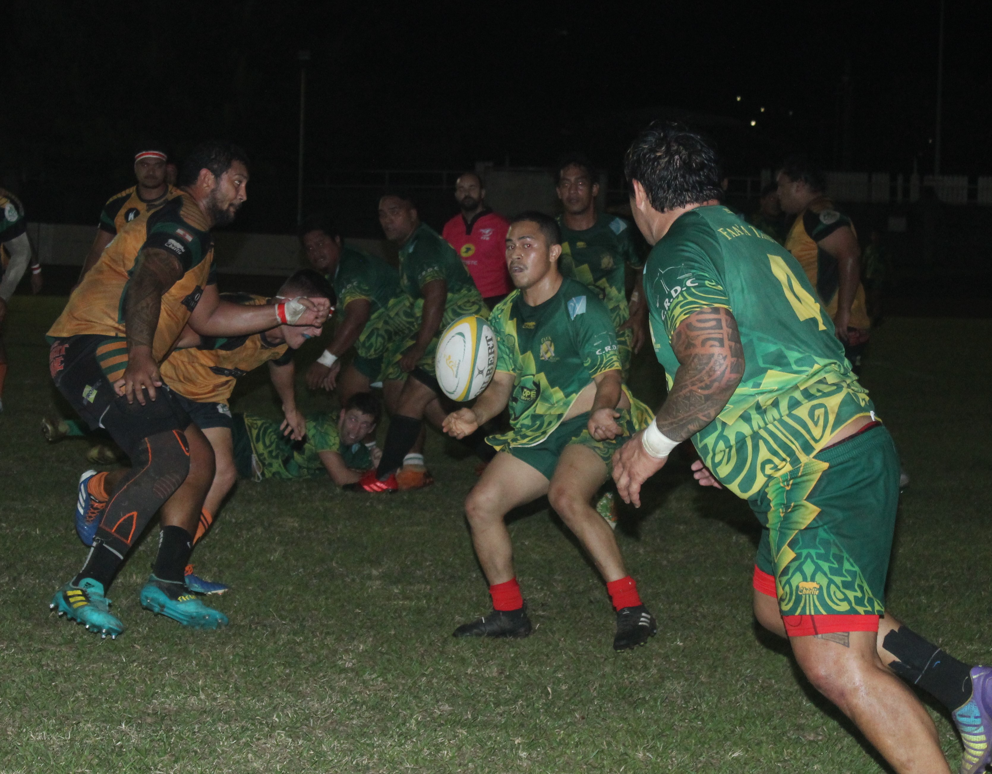 Teiki Tehaameamea (à la passe) a dynamisé le jeu de Faa’a et Teuia Ikihaa (4) en a profité pour marquer un essai.