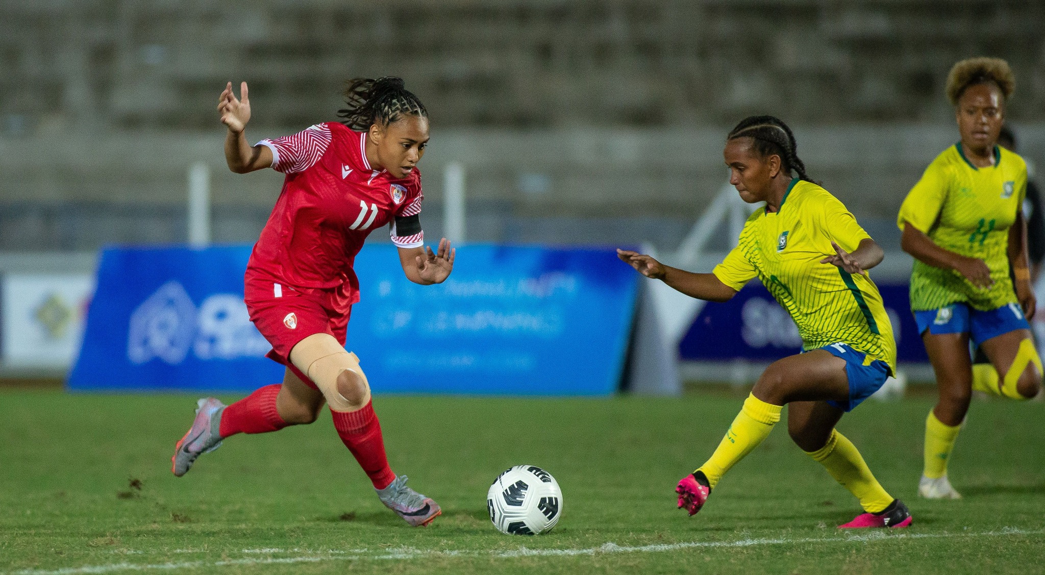 Après un rush dans la défense salomonaise, la capitaine des Hine Taure'a, Hinavainui Malfatti, a été stoppée à la limite de la régularité. Malfatti a ensuite été contrainte de sortir sur blessure. (photo : OFC Media via Phototek)