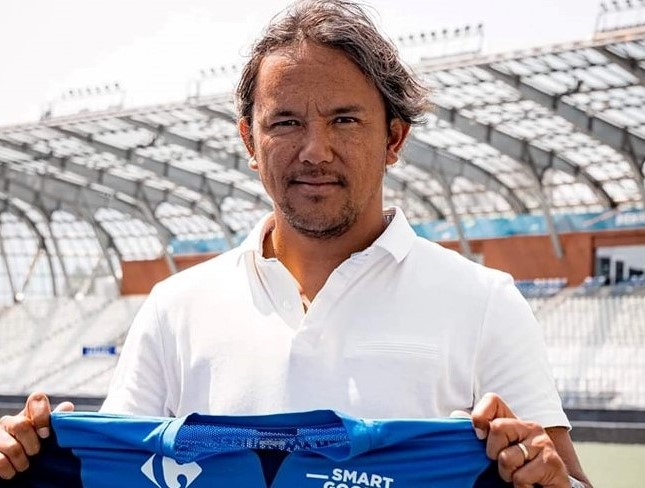 Marama Vahirua avec le maillot du Grenoble Foot 38. Il occupera la saison prochaine le poste de deuxième adjoint dans le staff du club isérois. (photo : Facebook Marama Vahirua)